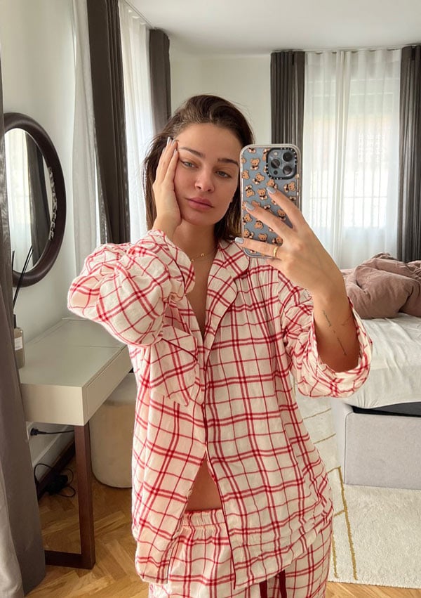 Laura Escanes con pijama de cuadros de Women Secret