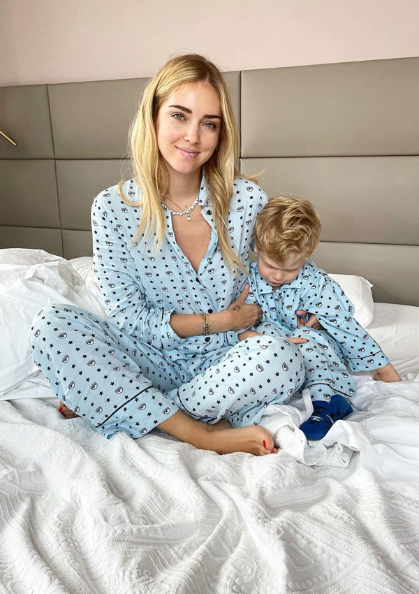 Chiara Ferragni con pijama azul logomanía de su marca