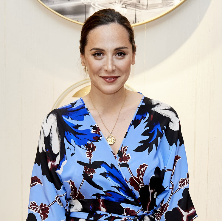 Tamara Falcó con vestido estampado cruzado