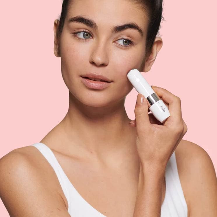 Modelo usando depiladora facial de Braun