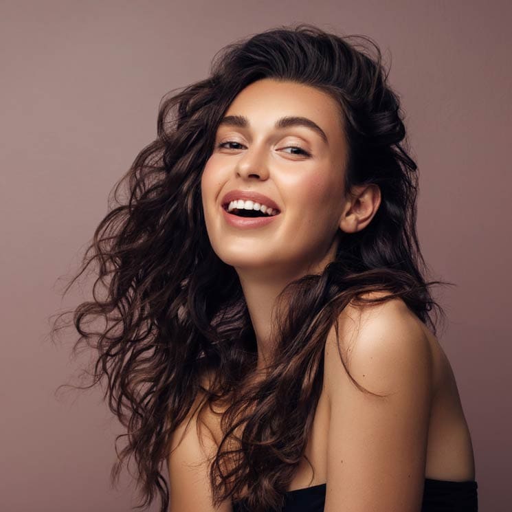 Mujer morena con pelo rizado