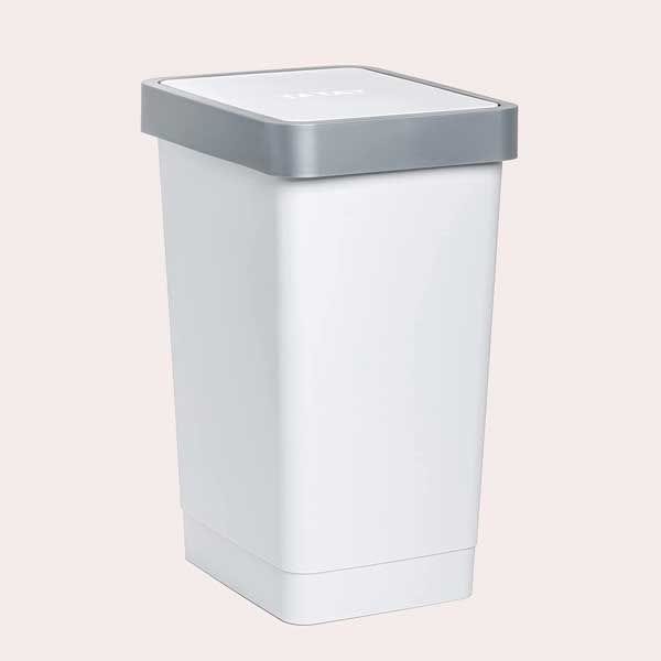 El cubo de reciclaje compacto de tres compartimentos ideal para