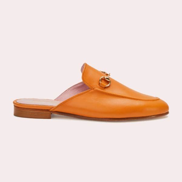 Un toque de color: Mules de mujer en piel de color naranja de Castellano