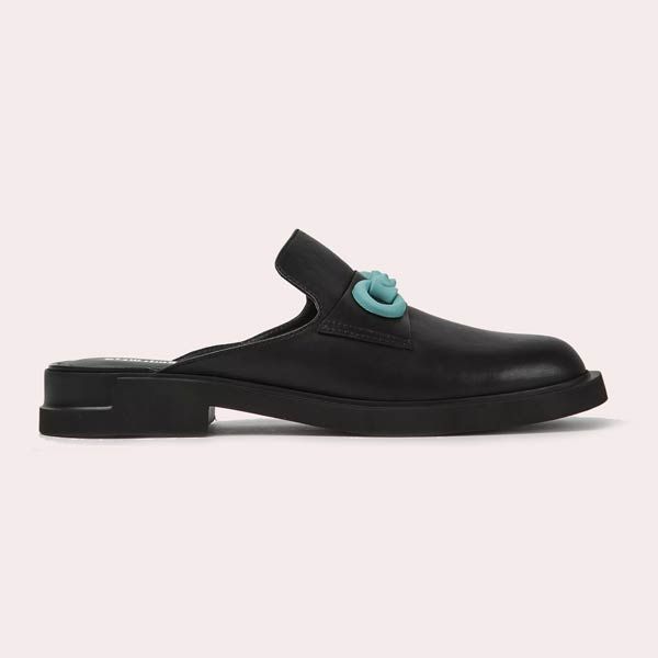 Estilo mocasín: Zapatos de piel semiabiertos en color negro de Camper