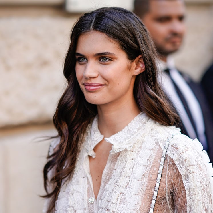 Sara Sampaio con vestido blanco de transparencias y pelo suelto