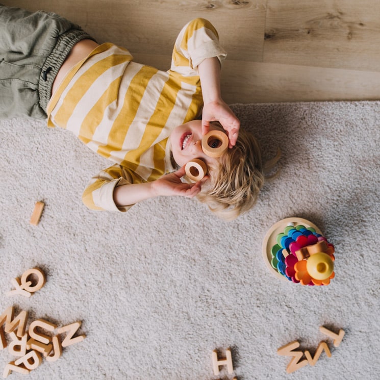 Niño jugando en su alfombra