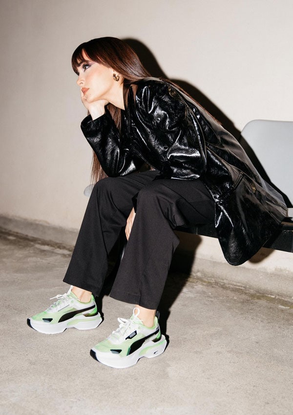 Aitana con total look negro y zapatillas verdes de Puma