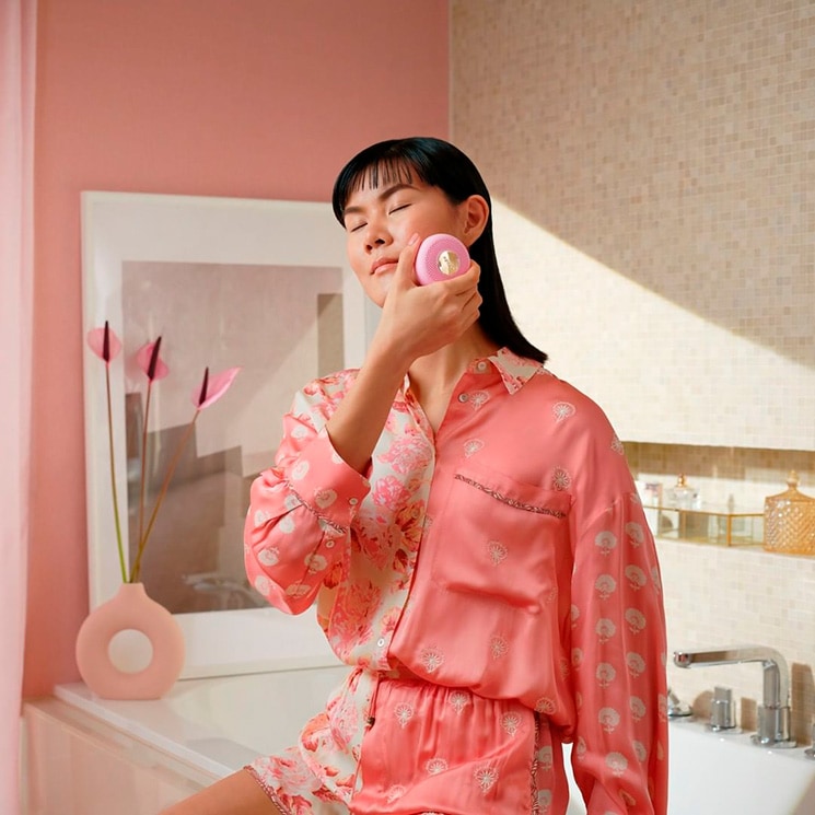Mujer utilizando el dispositivo FOREO UFO mini Pearl Pink