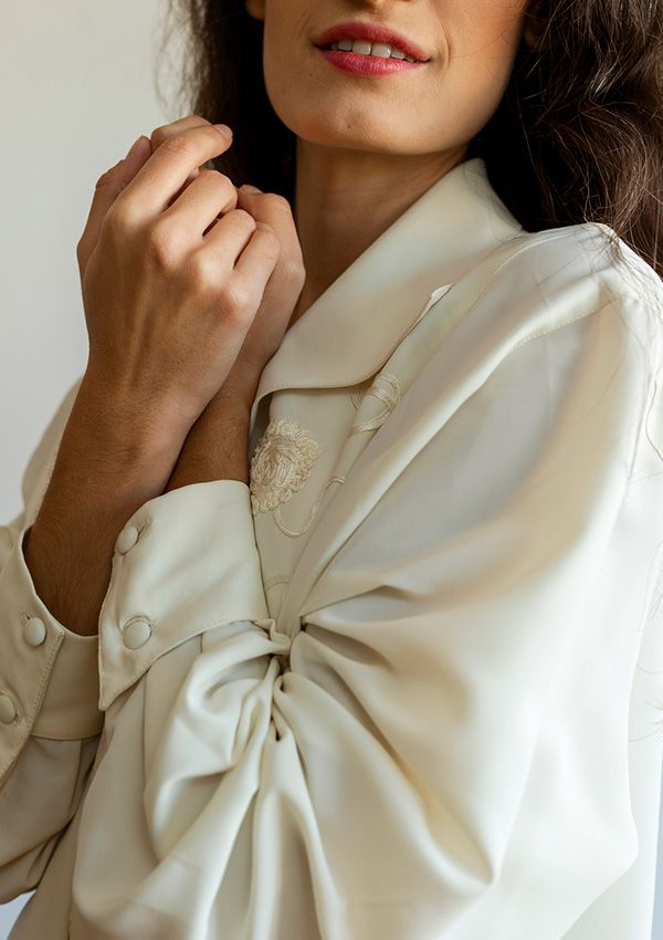 Mujer llevando una blusa blanca