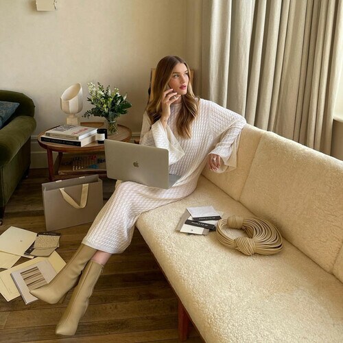 Rosie Huntington-Whiteley con vestido de punto y su ordenador portátil