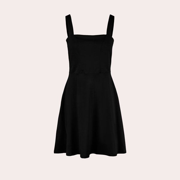 Para una cita especial: vestido corto de tirantes