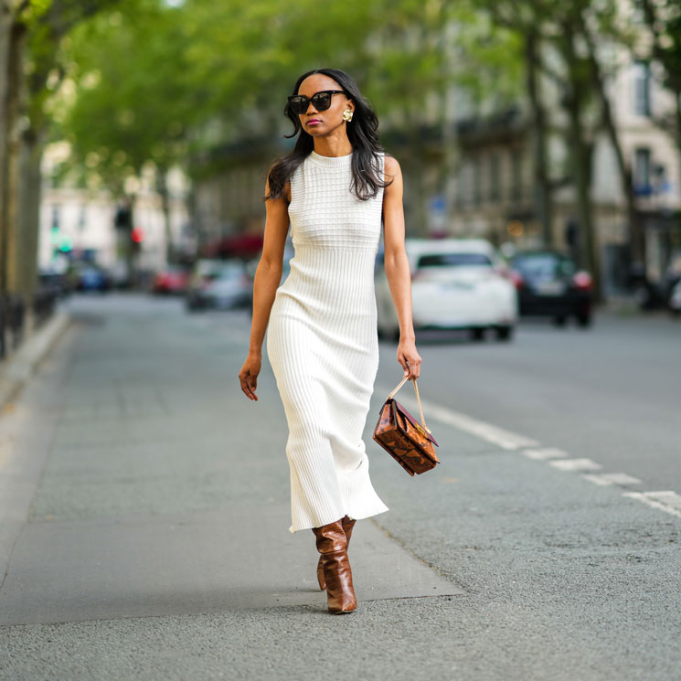Emilie Joseph con vestido blanco de punto