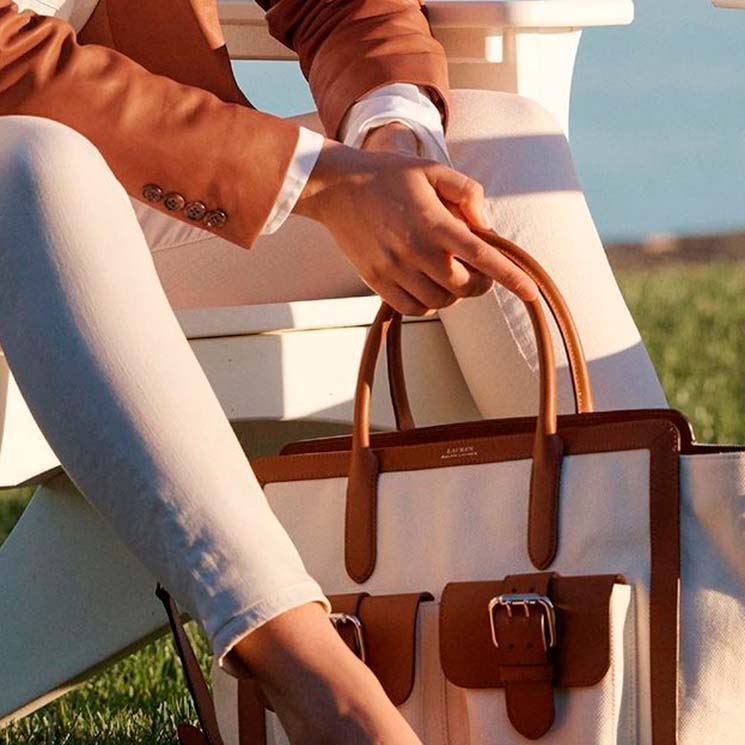 Mujer con tote bag de Ralph Lauren