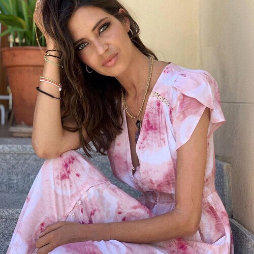 Sara Carbonero com vestido rosa