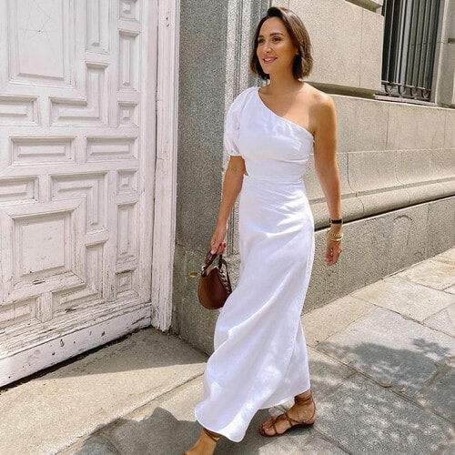 Tamara Falcó con vestido blanco asimétrico