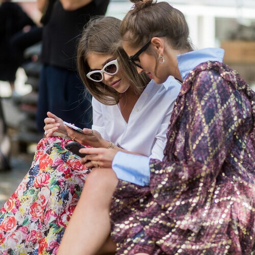 Darja Barannik y una amiga mirando el móvil 