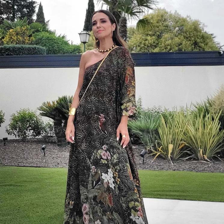 Paula Echevarría con vestido estampado asimétrico de Lola Casademunt