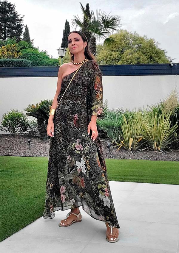 Paula Echevarría con vestido estampado asimétrico de Lola Casademunt