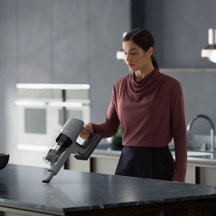 Mujer limpiando con aspiradora AEG Serie 8000