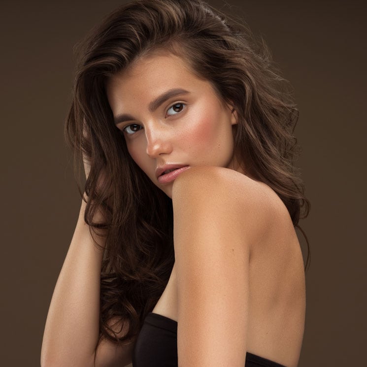 Mujer con rostro bronceado y melena ondulada