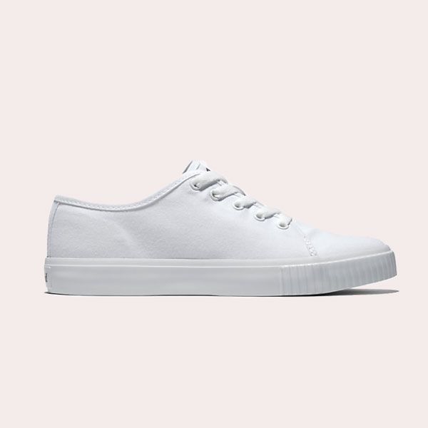 Unas zapatillas blancas