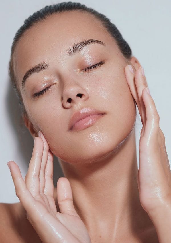 Mujer realizando limpieza facial