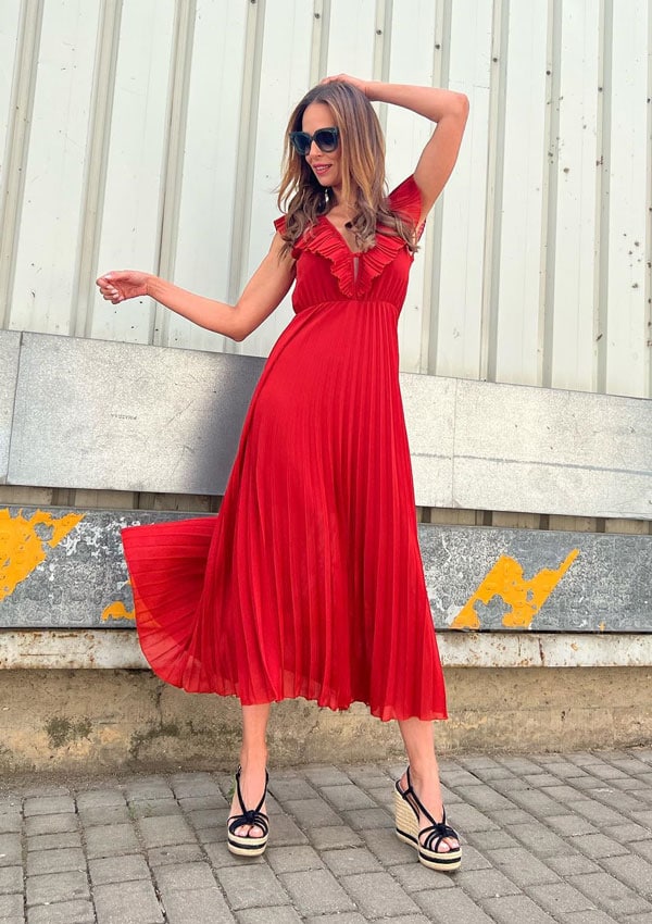 Eva González con vestido rojo plisado