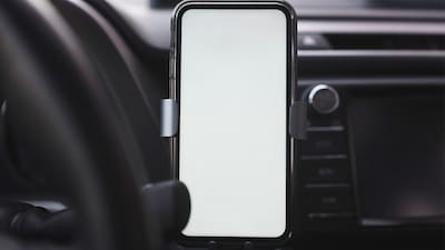 Seis soportes de móvil para el coche con los que viajarás más segura