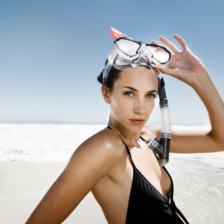 Persona con una máscara para hacer snorkel
