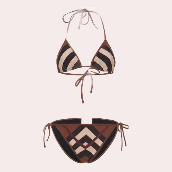 Con cuadro Burberry para siluetas proporcionadas