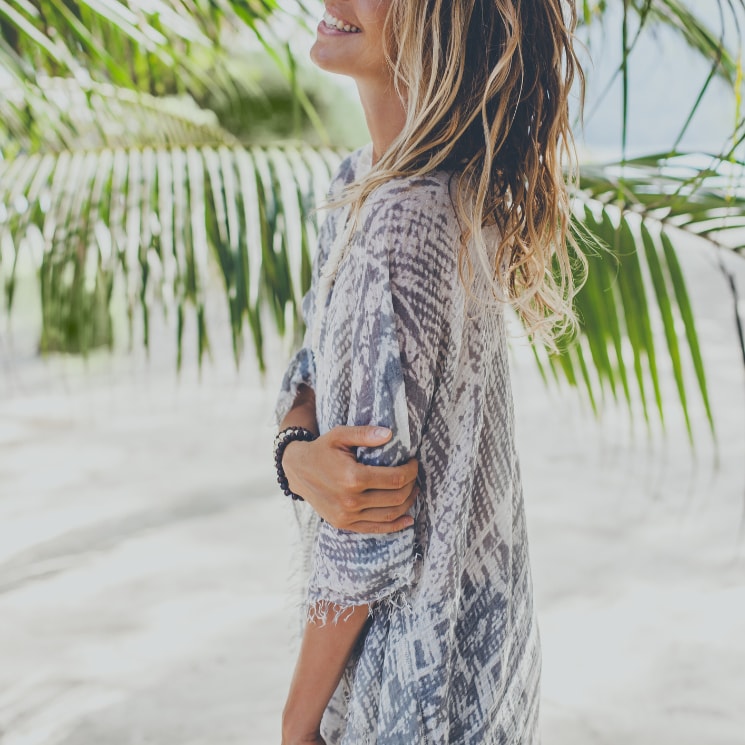 Modelo con vestido de playa