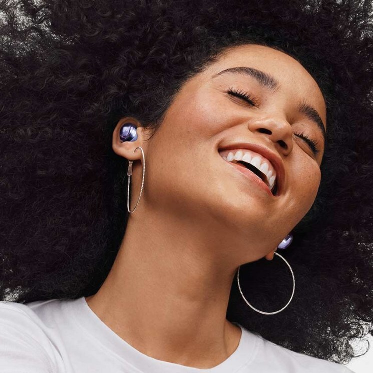 Modelo usando Buds Live de Samsung