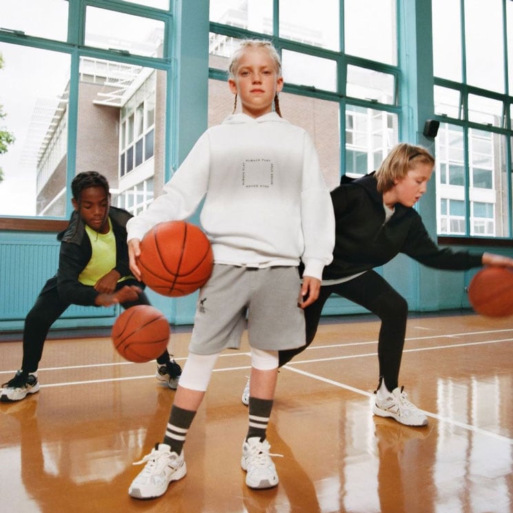 Niños jugando al baloncesto con ropa de Zara Kids