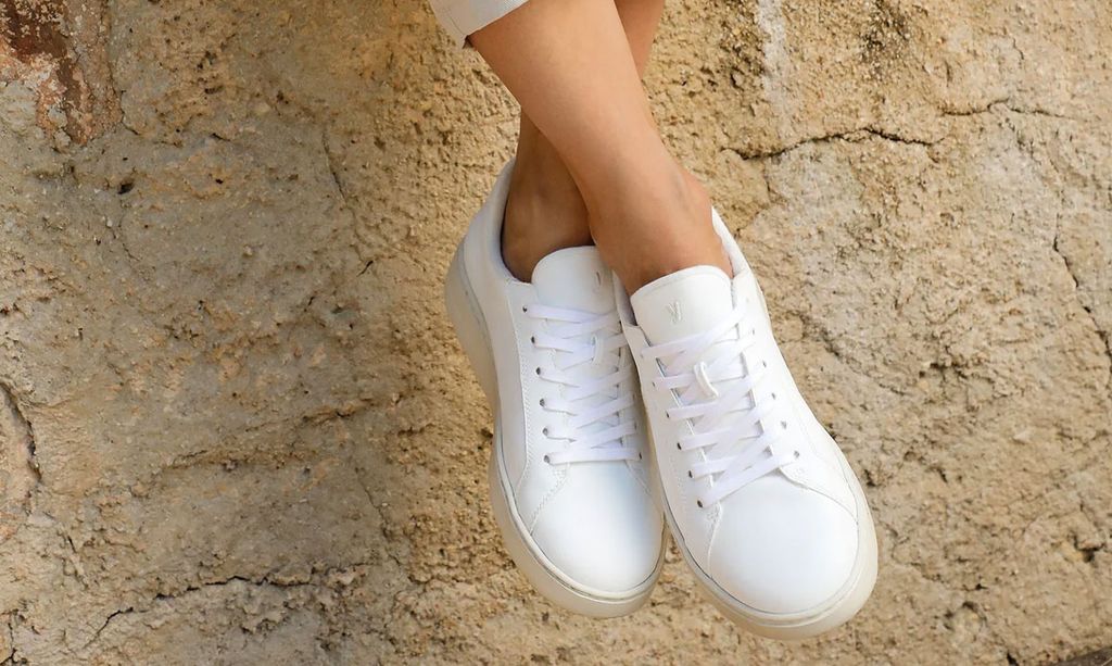 Las mujeres más estilosas están comprando estas zapatillas sostenibles 'made in Spain'
