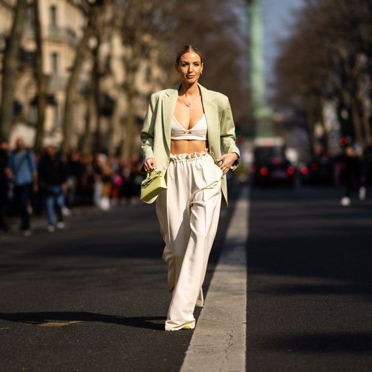 Leonie Hanne con pantalones anchos blancos