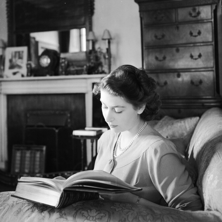 Reina Isabel II leyendo en el Palacio de Buckingham