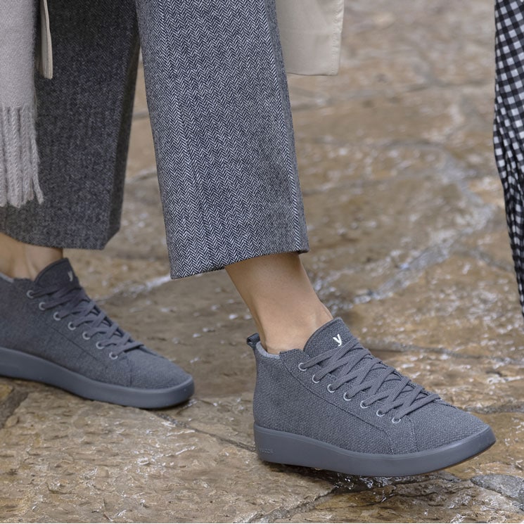 Mujer con botas de lana merina de Yuccs en color gris