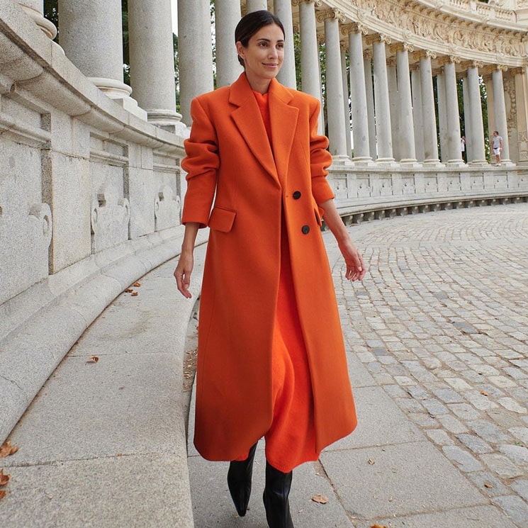 Sassa de Osma con vestido y abrigo naranjas de Massimo Dutti