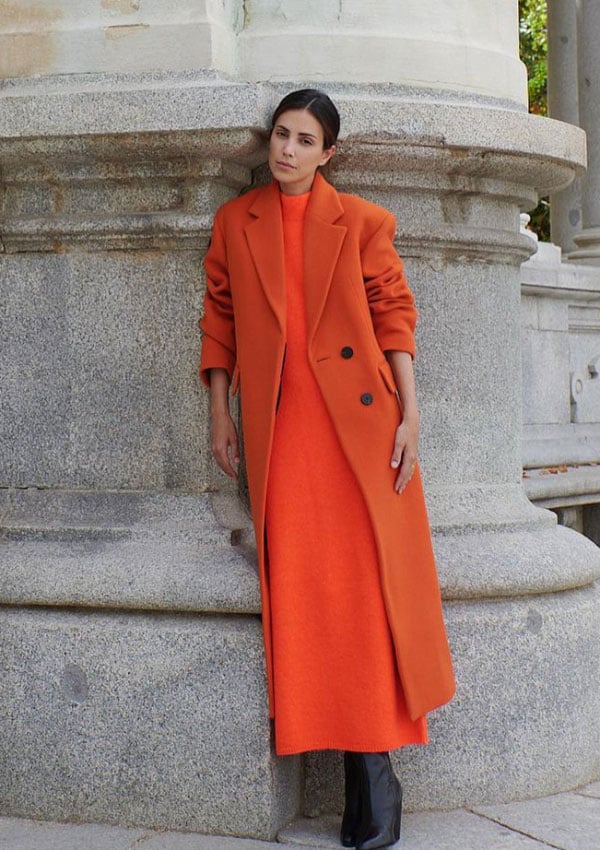 Sassa de Osma con vestido y abrigo naranjas de Massimo Dutti