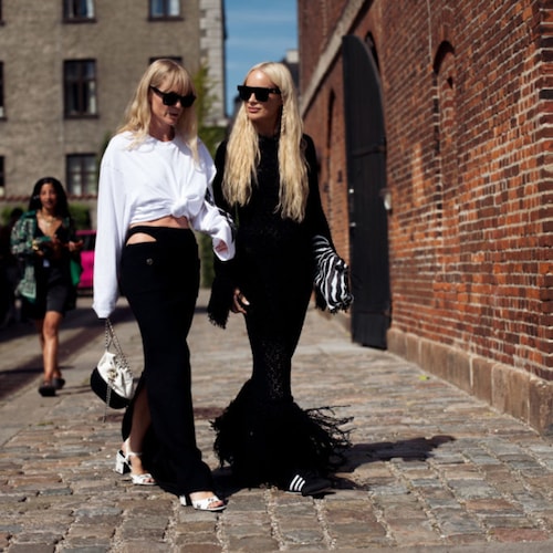 Mujeres paseando con looks en blanco y negro