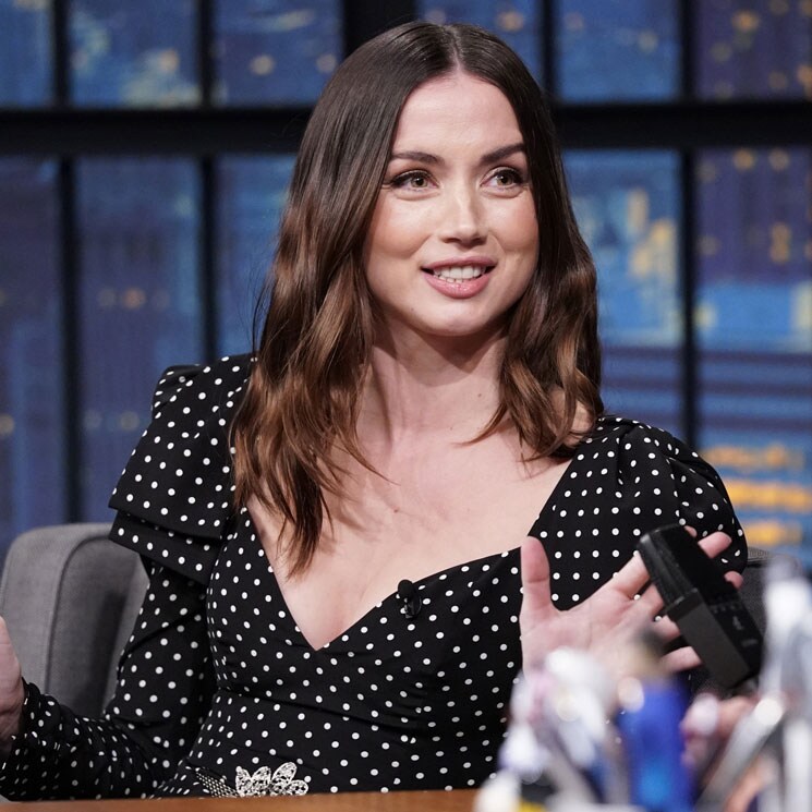 Ana de Armas con vestido de lunares negro y blanco