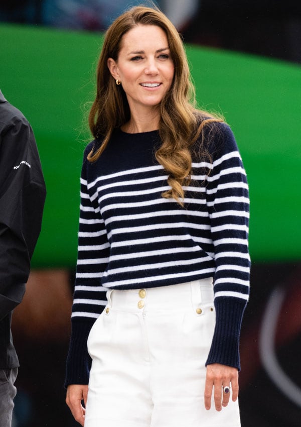 Kate Middleton con jersey de rayas marineras azul y blanco