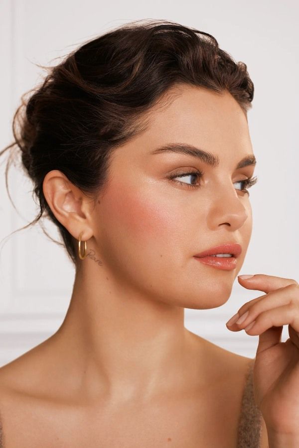 Selena Gomez posando con maquillaje para Rare Beauty
