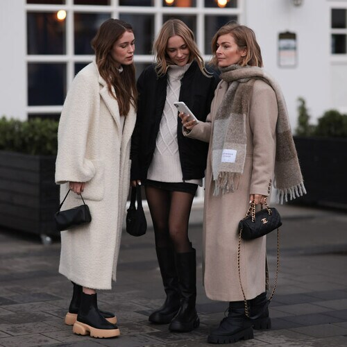 Mujeres con ropa de abrigo en la calle