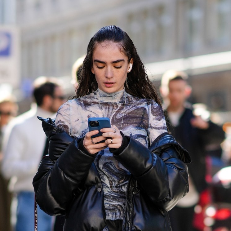 Modelo usando auriculares inalámbricos