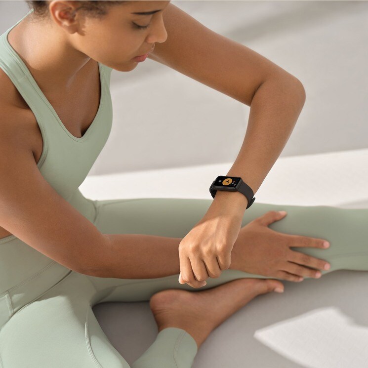 Modelo luciendo la pulsera de actividad Redmi Smart Band Pro