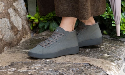 De las zapatillas blancas a las botas de lluvia: compra con descuento el calzado más cómodo