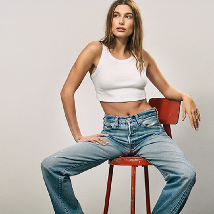Hailey Baldwin usando unos Levi's 501