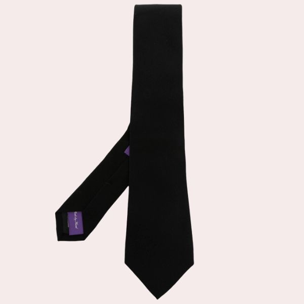 UNA CORBATA NEGRA
