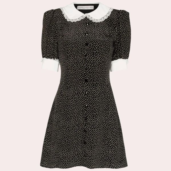 UN VEStIDO NEGRO CON CUELLO BLANCO